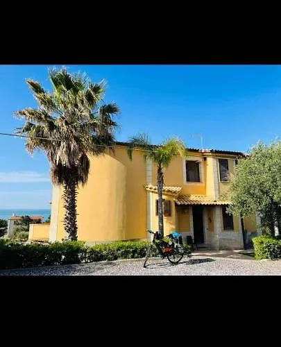 לינה וארוחת בוקר Mare Nostrum Casa 4*